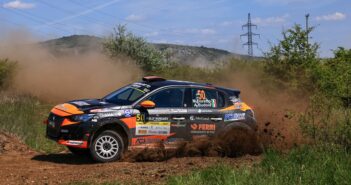 La 208 Rally4 di Doretto sugli insidiosi sterrati ungheresi ..