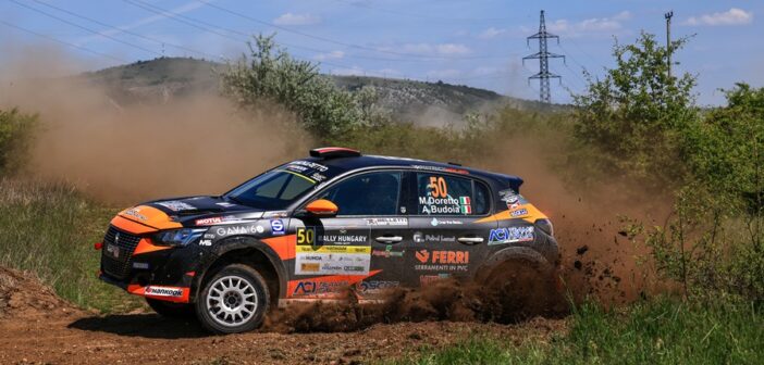 La 208 Rally4 di Doretto sugli insidiosi sterrati ungheresi ..