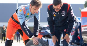 Neuville e la squadra analizzano l'usura degli pneumatici