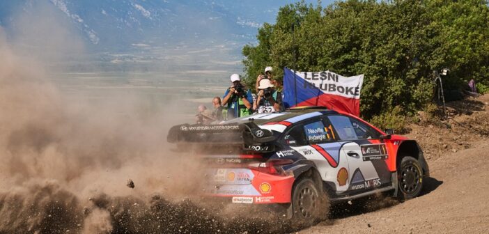 Neuville in azione sullo shake dell'Acropoli
