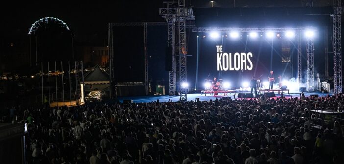 Il piazzale ricavato all'interno dell'isola bianca di fronte al palco gara dove si sono esibiti i The Kolors