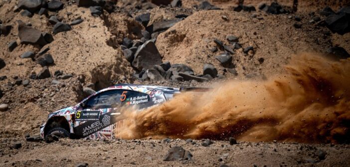 Uno dei passaggi nella zona vulcanica del rally Saudi Arabia