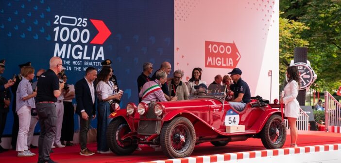 L'Alfa Romeo del vincitore sulla pedana del Mille Miglia