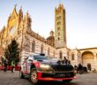 Il suggestivo riordino del Brunello nella piazza del duomo a Siena
