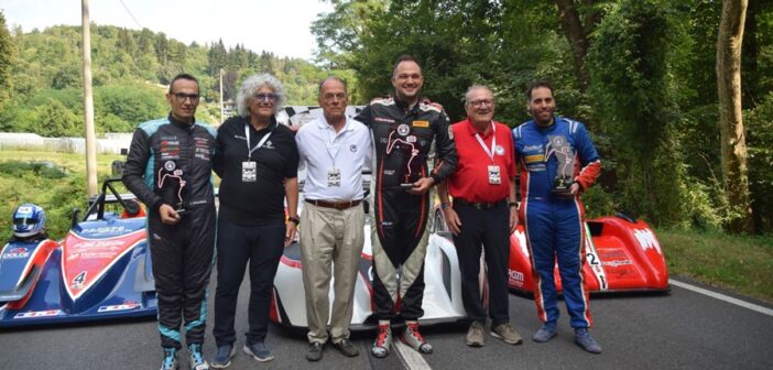 Il podio di Luino ultimo round tricolore con l'inconfondibile capigliatura di Marco Cascino