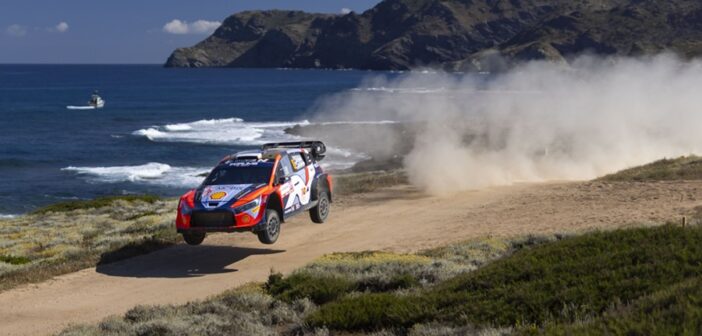 Tanak sul fantastico scenario della power stage dell'Argentiera che ritorna a chiudere questa edizione