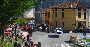 Pinzano in uno dei passaggi più spettacolari del 1000 Miglia