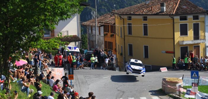 Pinzano in uno dei passaggi più spettacolari del 1000 Miglia