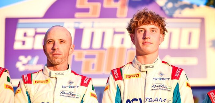 Stefano Sappracone vittorioso sul podio del San marino con al fianco Siccardi