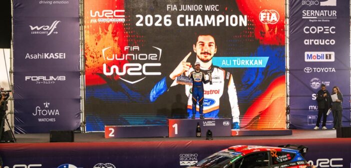 Ali Türkkan festeggia il titolo Junior sul podio finale